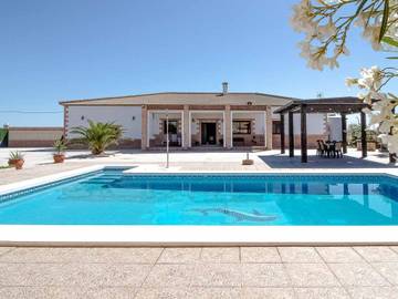 Casa rural para 4 personas, con terraza además de piscina y jardín en Lantejuela