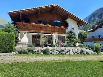 Gîte pour 4 personnes, avec terrasse et vue à Steeg
