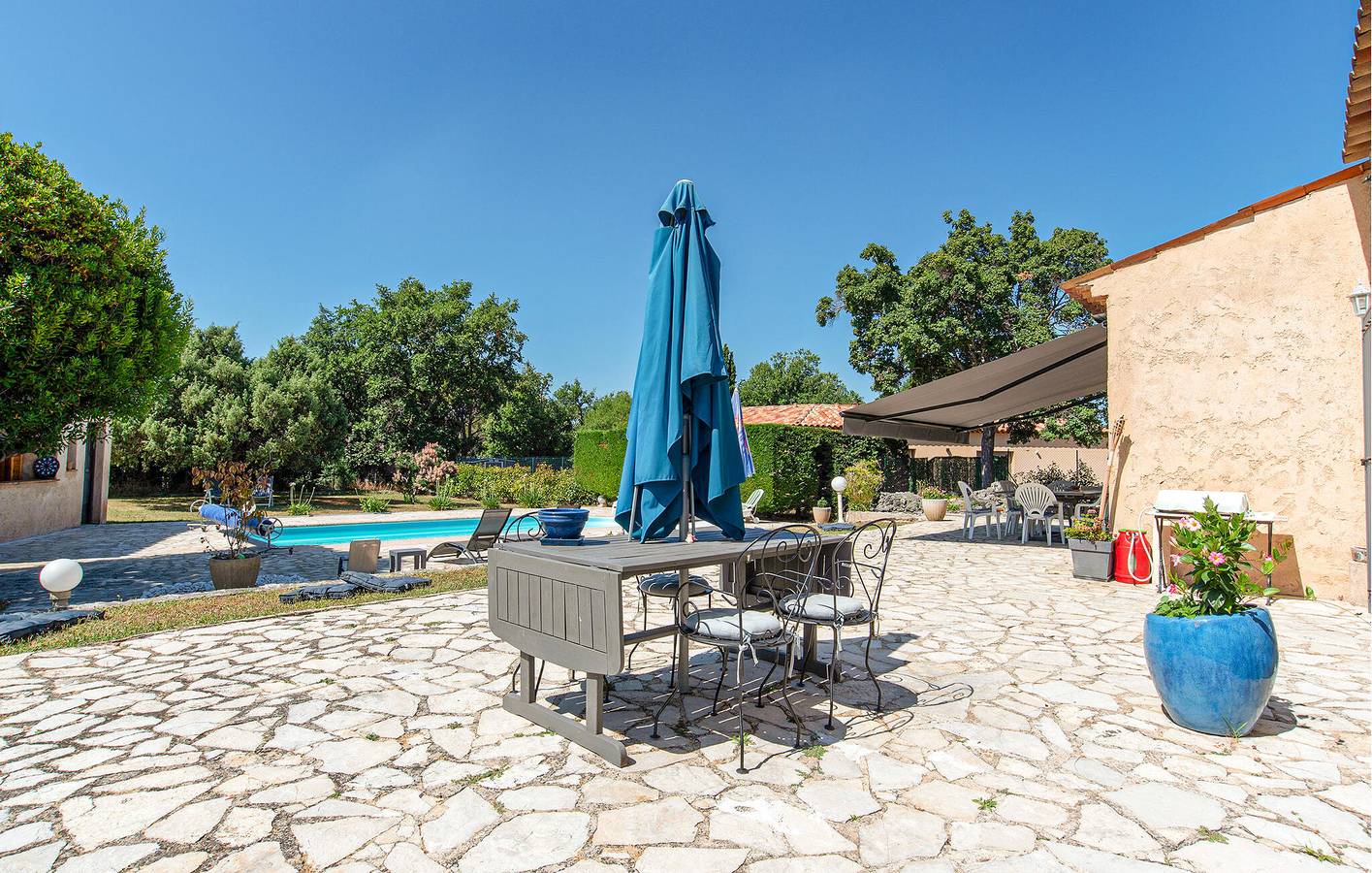 Apartamento con terraza junto a la piscina en Saint-Cézaire-sur-Siagne in Saint-Cézaire-sur-Siagne, Region de Cannes
