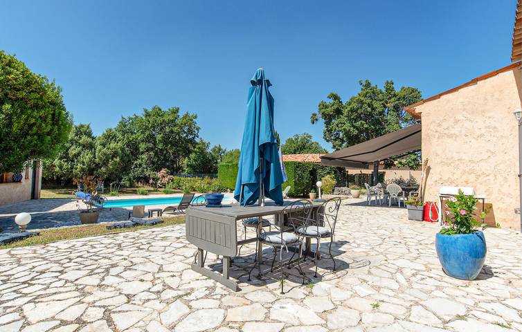Location de vacances pour 8 personnes, avec jardin ainsi que terrasse et piscine à Saint-Cézaire-sur-Siagne - 4