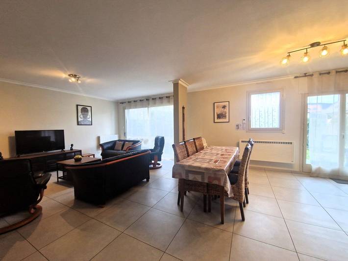 Ganze Wohnung, Moderner Komfort mit Pool und Garten, Nähe See in Menthon-Saint-Bernard, Annecy und Umgebung