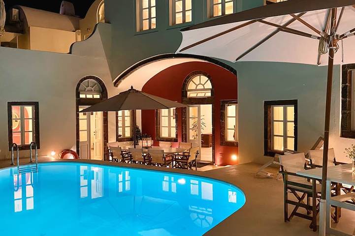 Vacation rental for 12 people, with Balcony and Hot tub as well as Yard in Santorini