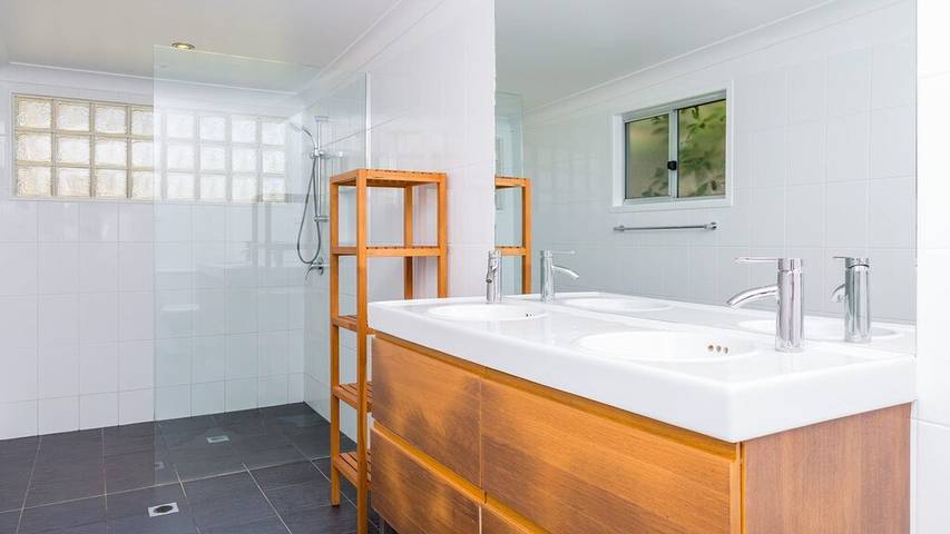 Holiday home for 9 people, with garden and terrace in Hyams Beach