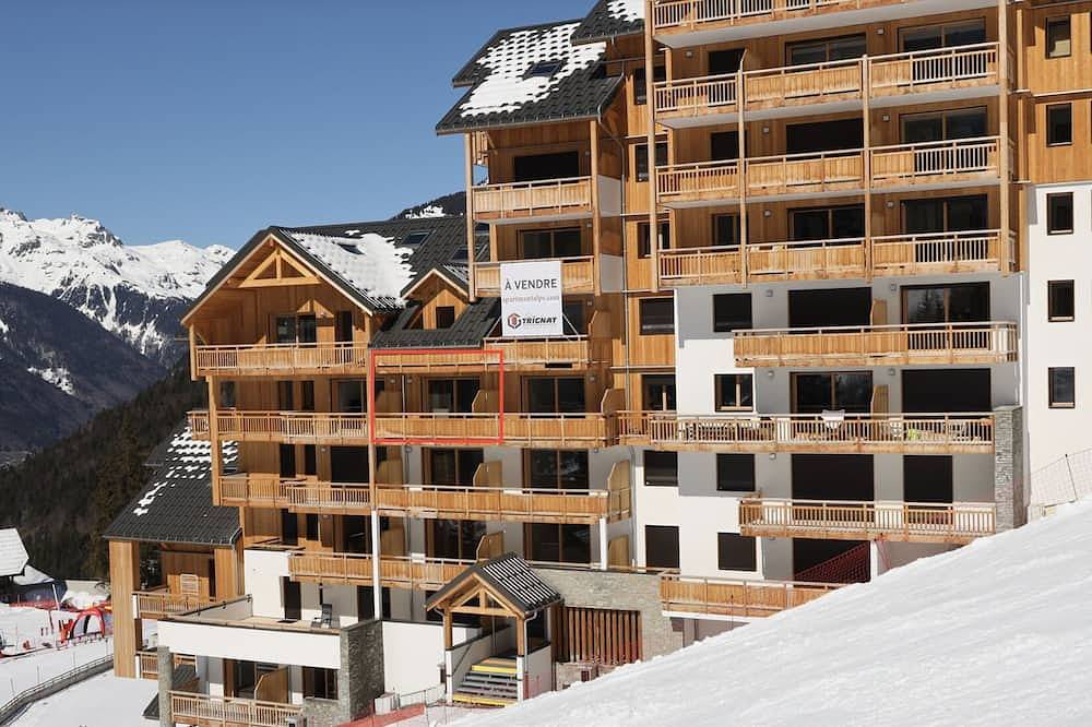 Entire apartment, Skicycleoisans 4 * rated accommodation with direct piste access in Oz en Oisans in Oz, Écrins National Park