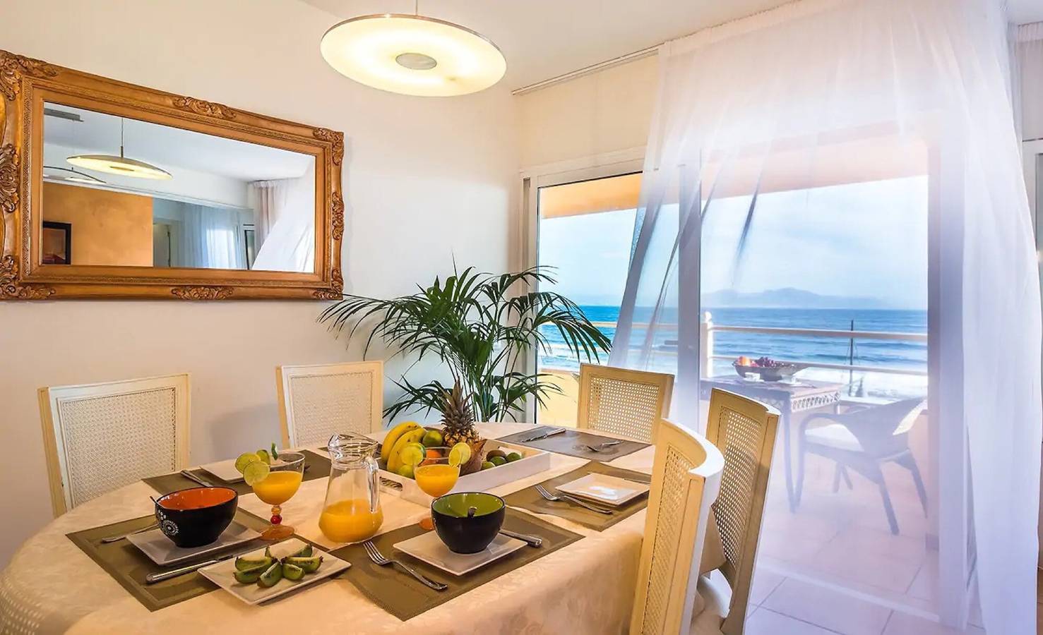 Entire apartment, Vacation Apartment 'Ocean Breeze' with Sea View, Balcony and Wi-Fi in Puerto de Corralejo, La Oliva