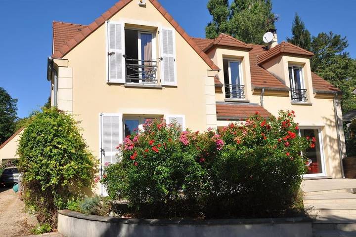 Location de vacances pour 8 personnes, avec jardin et vue à Couilly-Pont-aux-Dames