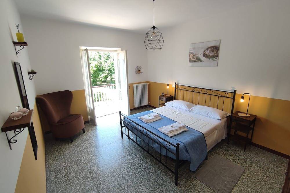 Entire apartment, Michelangelo - spacious apartment with view in La Morra in La Morra, Langhe