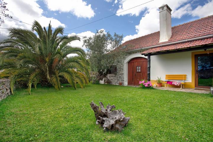 Entire apartment, Room at 'Casa Do Largo - First Floor' with Shared Terrace, Shared Garden, and Wi-Fi in Mendiga, Arrimal e Mendiga