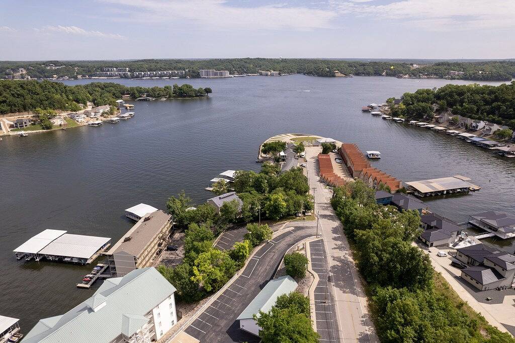 Ganze Wohnung, Newport 1 - Impressive 4 Bdrm Lakefront Condo in Lake Ozark, Lake of the Ozarks