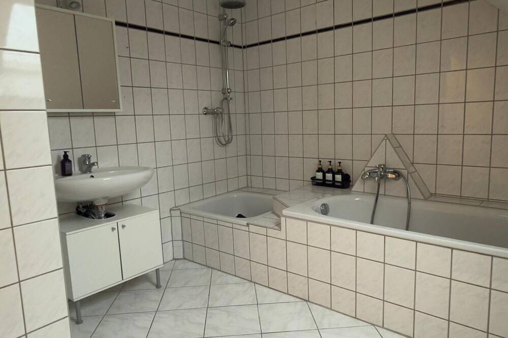 Entire apartment, Modernes Apartment nahe Düsseldorf- zentral & ruhig in Krefeld, Lower Rhine