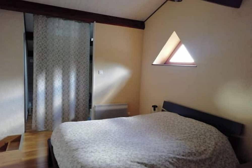 La Grange, self-catering cottage in the heart of greenery (9/11 pers) in Escoutoux, Parque Natural Regional Livradois-Forez