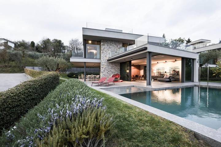 Villa pour 6 personnes, avec vue sur le lac et jardin ainsi que piscine et vue, animaux acceptés à Garde