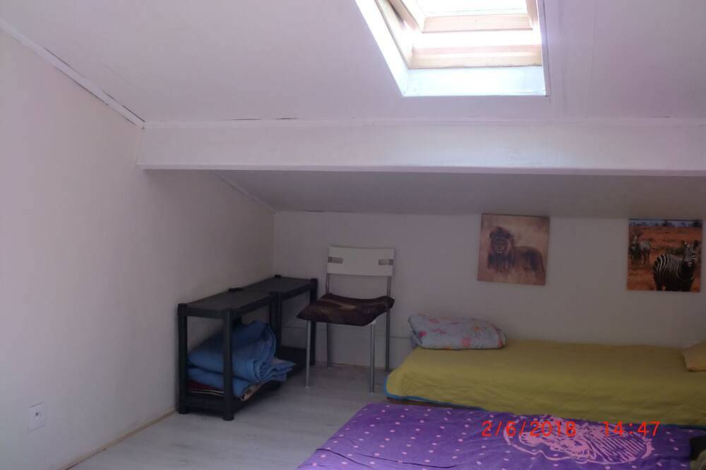 Chambre sous les toits (pour 1 à 3 personnes) in Trèbes, Région de Carcassonne