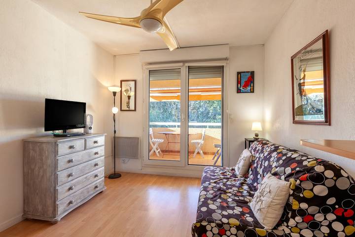 Ganzes Studio, Einzimmerapartment 'Couple 2enfants 2 Velos' mit Bergblick, Gemeinschaftspool und Balkon in Sanary-sur-Mer, Mittelmeerküste (Frankreich)