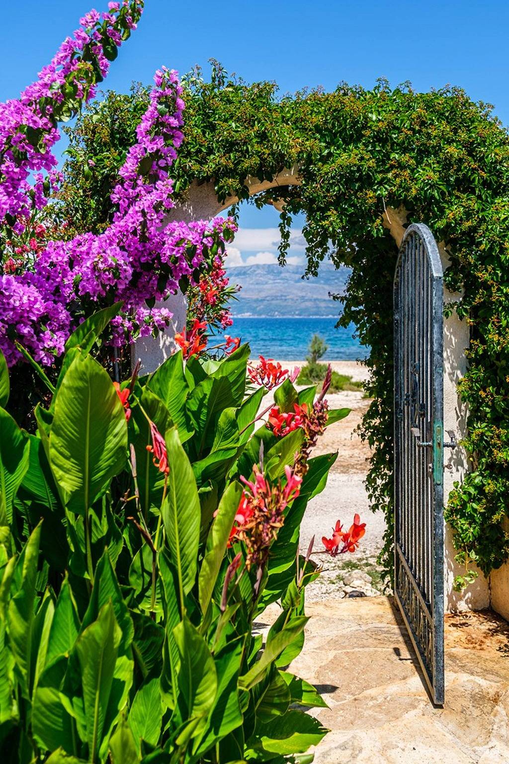 Beachfront Villa Mir Brac with Pool & Jacuzzi in Supetar, Brac