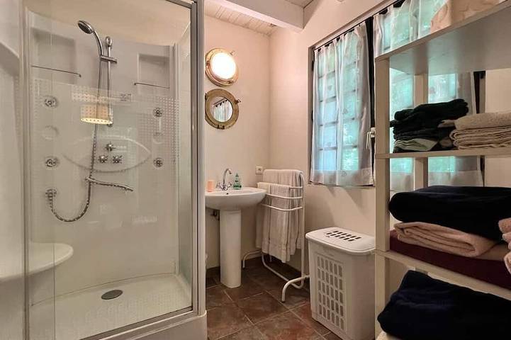 Gîte pour 8 personnes, avec jardin et jacuzzi, animaux acceptés à Tréméoc - 4