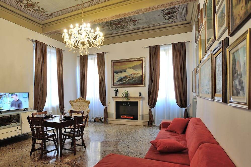 Entire apartment, Prestigious residence a stone's throw from Duomo in Modena, Modena Province