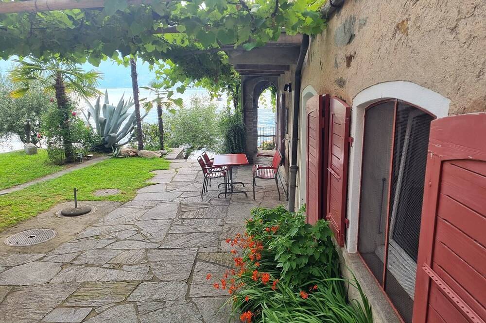 Ganze Wohnung, Gemütliche Ferienparadies mit direktem Seezugang und Terrassensitzplatz in Gambarogno, Lago Maggiore (Schweiz)