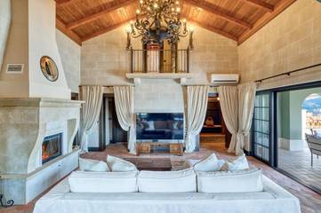 Ferienhaus für 6 Personen, mit Ausblick und Pool sowie Garten in Montenegro