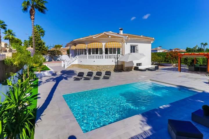Villa pour 10 personnes, avec Terrasse et Jardin ainsi que Piscine et Vue sur le lac à Rojales