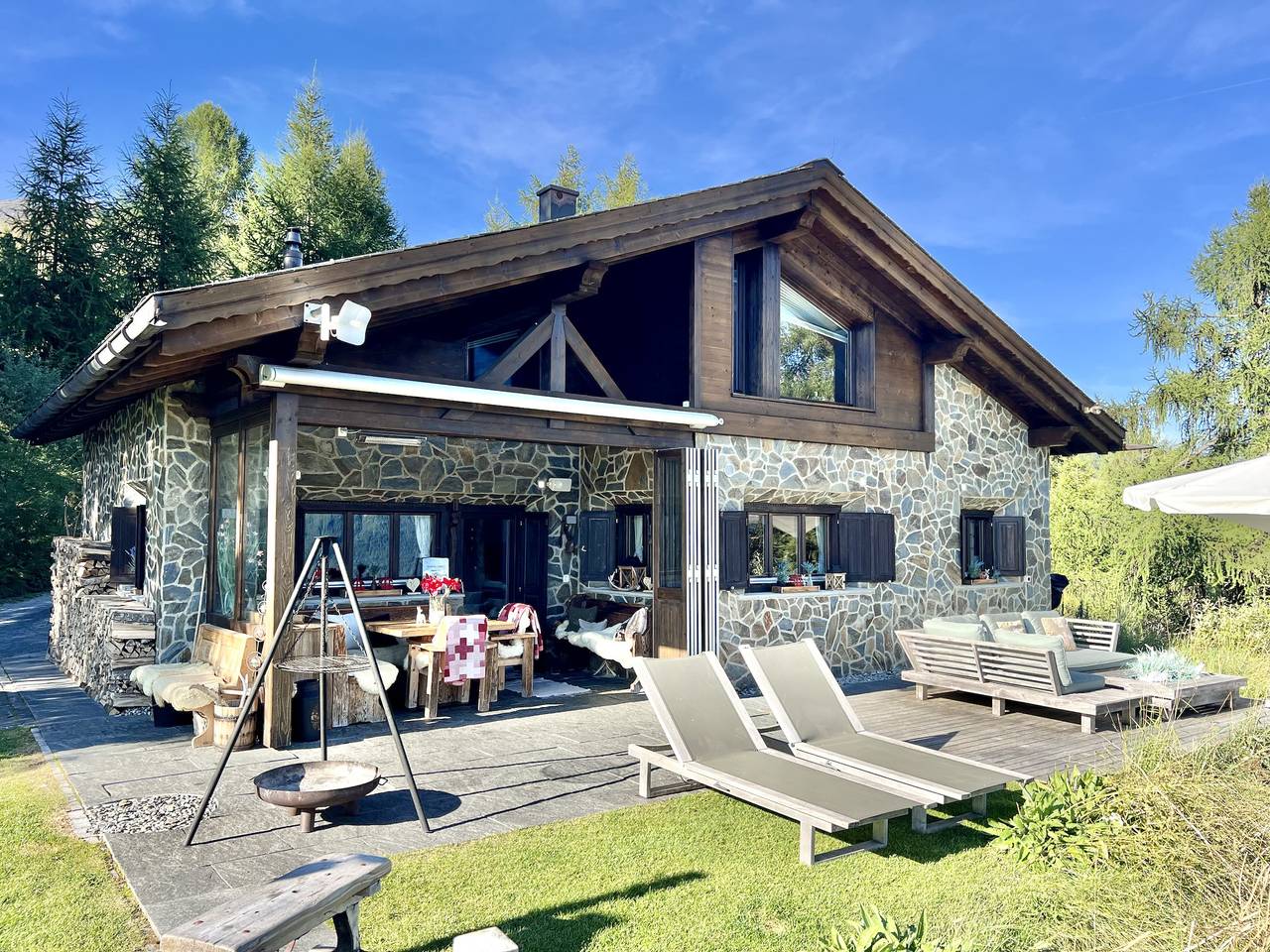 Bergchalet Flöna: Luxuriöses freistehendes 5 Zimmer-Chalet an der Pist mit Hotpot & Sauna in Scuol, Unterengadin