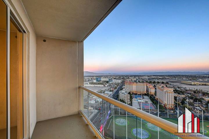 Vacation rental for 4 people, with hot tub and balcony as well as pool in Las Vegas Strip