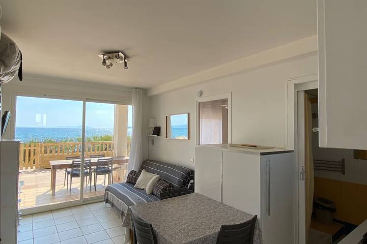 Appartement entier, T2 La Capte, pieds dans l'eau, mer devant votre terrasse, tout confort in La Capte, Hyeres