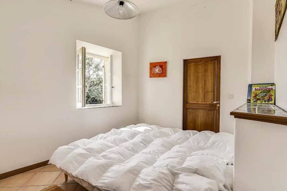 Dreamlike sheepfold in the heart of the Luberon vineyards in La Tour-d'Aigues, Parc naturel régional du Luberon