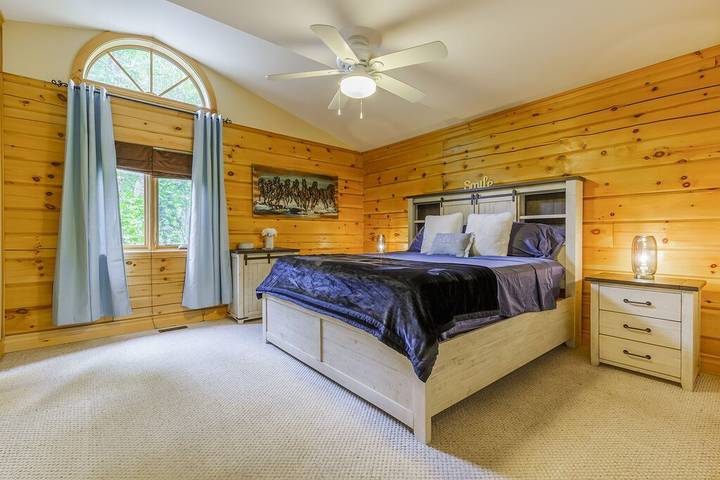 Vacation rental for 14 people, with hot tub and yard as well as balcony in Ontario