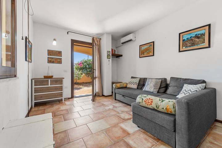 Hel lägenhet, Apartment 'La Luna Sulla Duna' with Sea View, Private Terrace and Air Conditioning in Porto Pino, Sant'Anna Arresi