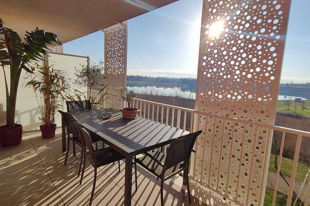 Entire apartment, On the edge of the lake and its beaches and a 6-minute walk from Spirou and Wave island parks. in Monteux, Vaucluse