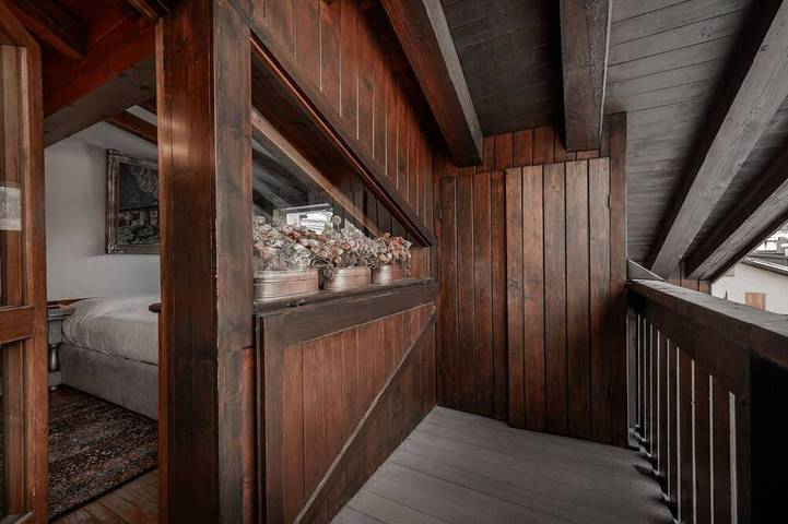Apartamento entero, Guesthost - Charming 45 sqm apartment, with fine wooden finishes and mountain view, ideal for two guests, located on the 4th floor of a characteristic building. The property is located in the heart of Cortina, along the famous Corso Italia, a 7-minute wa in Cortina d'Ampezzo y alrededores, Dolomiti Superski