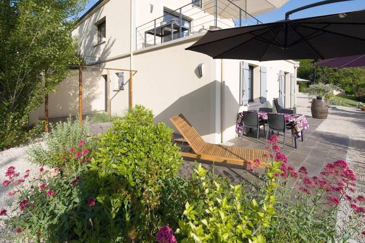Gîte pour 4 personnes, avec Terrasse et Jardin ainsi que Piscine et Vue à Saint-Julien-de-Lampon