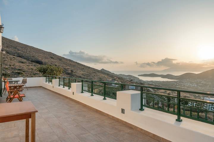 Villa for 4 people, with garden and balcony in Ios