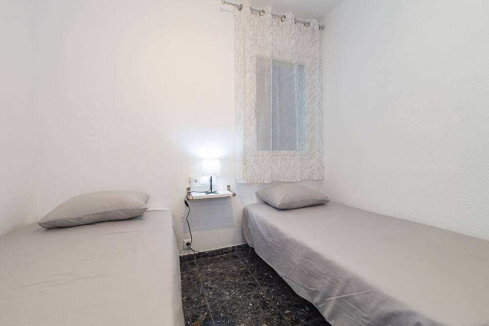 Entire apartment, Cubo's Evy Malaga Apartment / urban / free wifi / air conditioning in Málaga Central District, Malaga