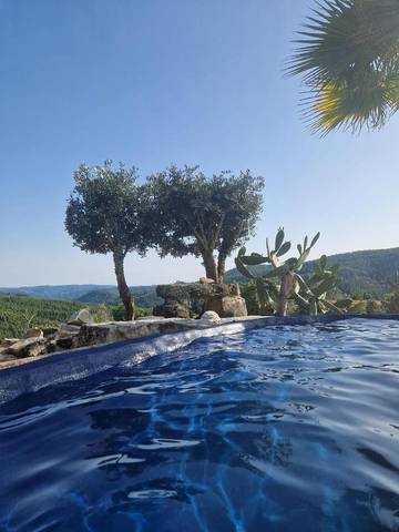 Cottage pour 4 personnes, avec vue ainsi que piscine et jardin dans Aguda