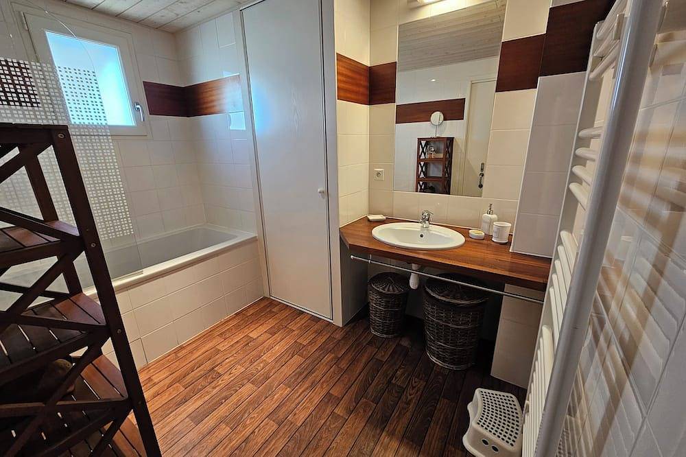 Chalet Front De Mer Entierement Climatise in Gruissan (Ville), Gruissan