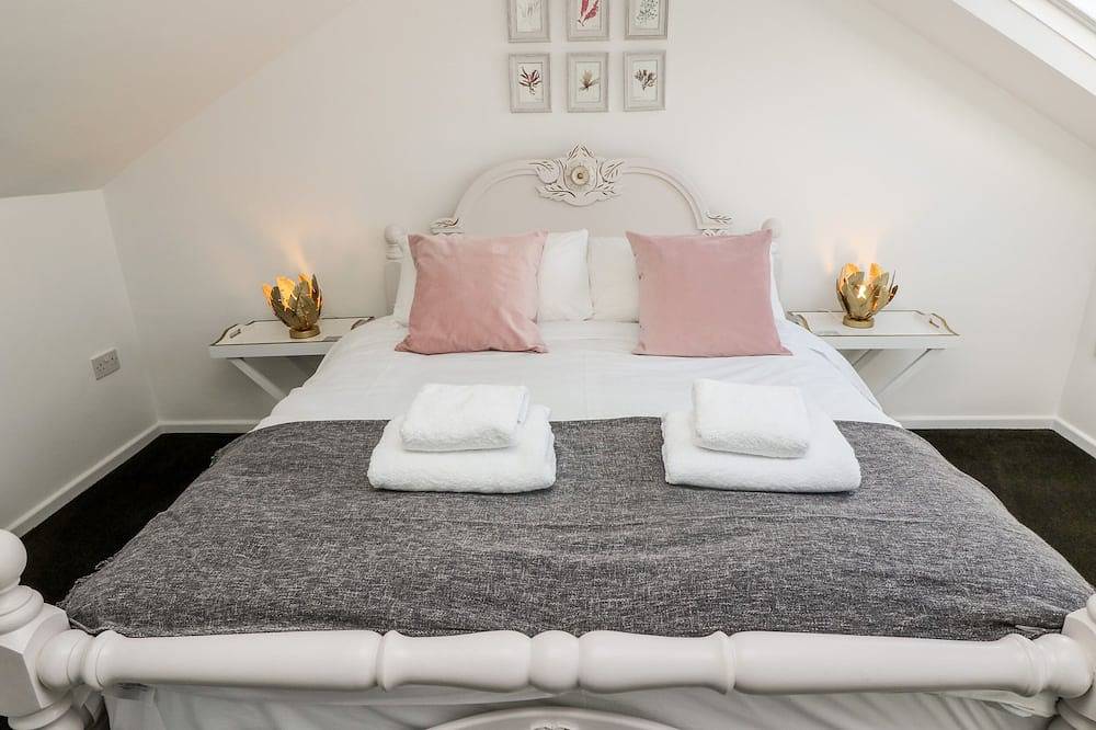 Rock Pool House, pet friendly, with open fire in Porthleven in Porthleven, Cornwall