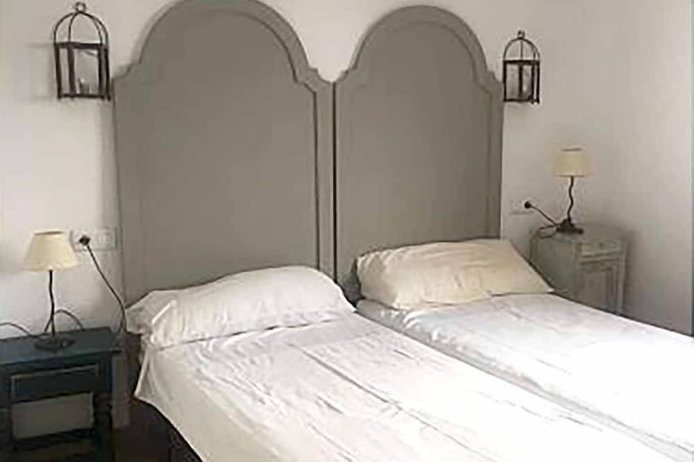 Beautiful villa with sea view, large garden and private access to the beach in Playa de Calahonda, Marbella
