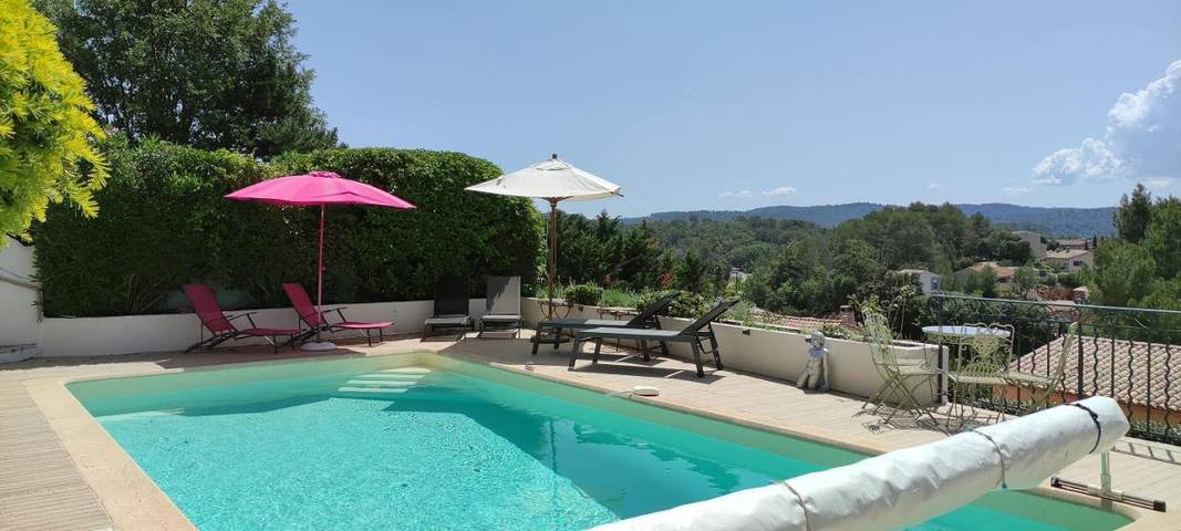 Chambre d’hôte pour 4 personnes, avec vue ainsi que jardin et piscine