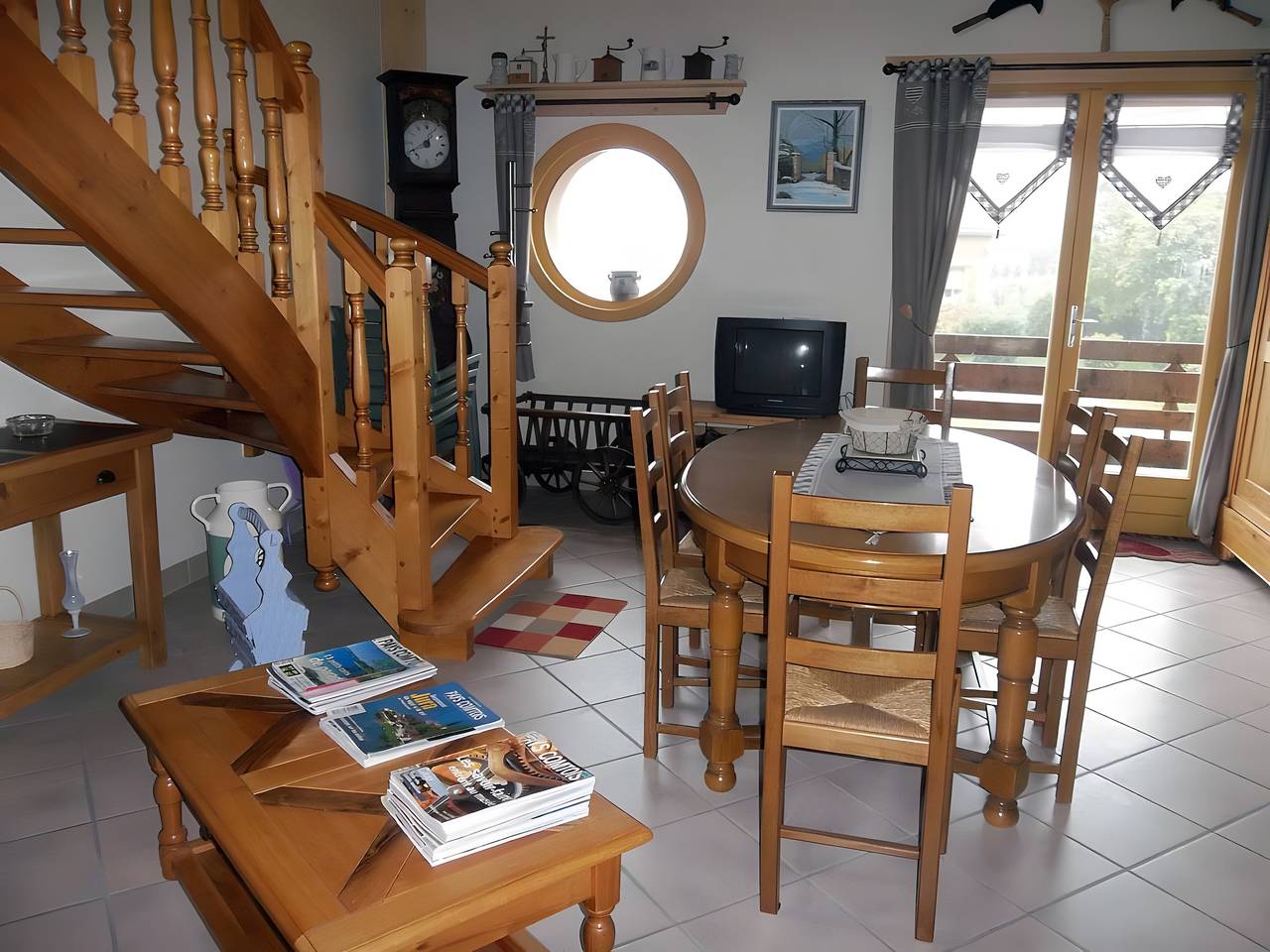 Vakantiehuis 'Gite Le Chant Du Coq' met Uitzicht op Bergen, Privéterras en Wi-Fi in Bief-des-Maisons, Jura Francais