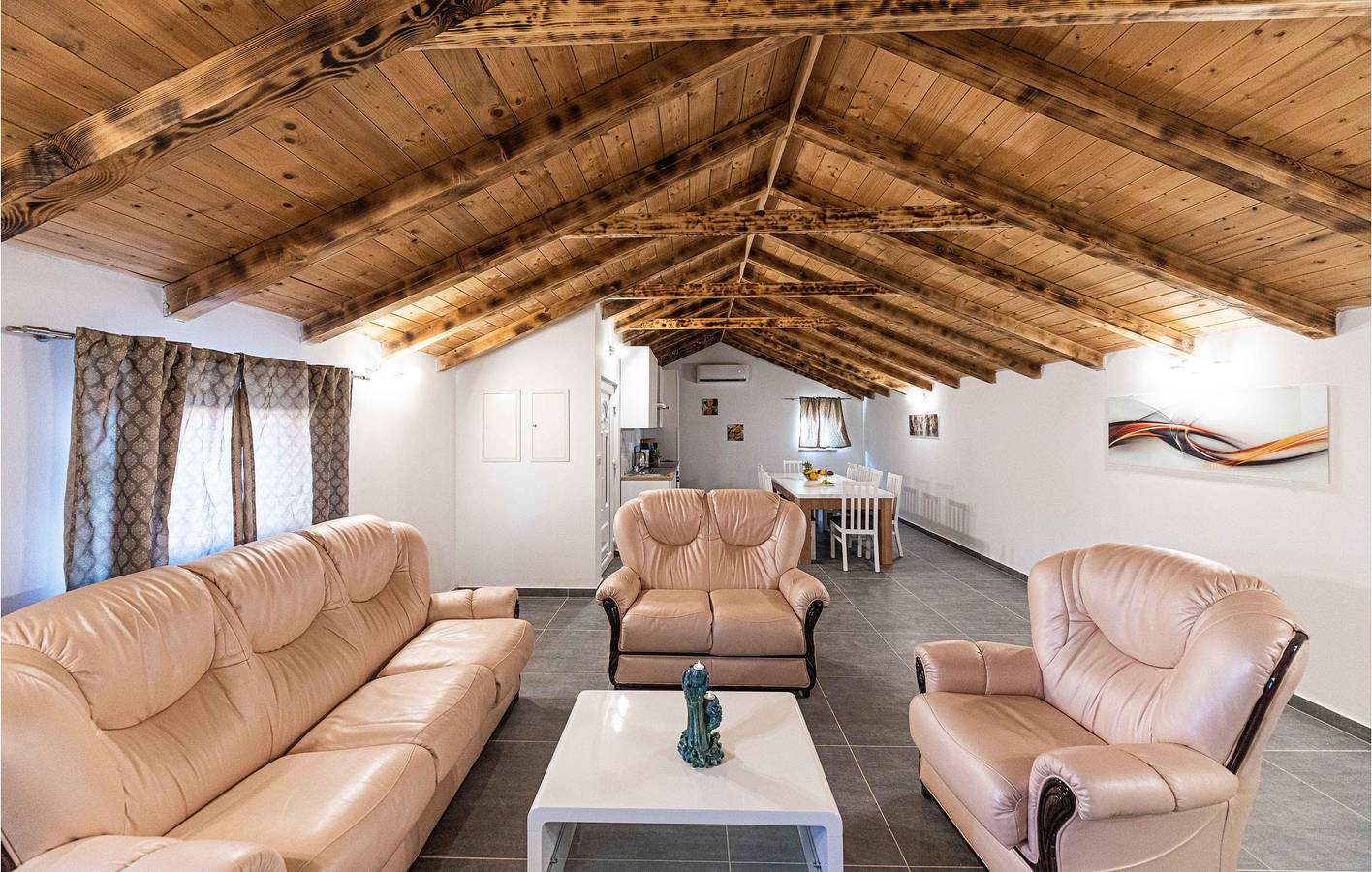 Geräumige 2-Zimmer-Wohnung mit WLAN, Pool, Parkplatz und Küche in Dalmatinisches Zagora