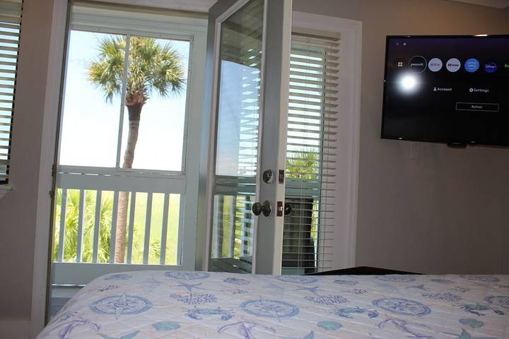 Vacation rental for 4 people, with terrace and pool, with pets in Folly Beach