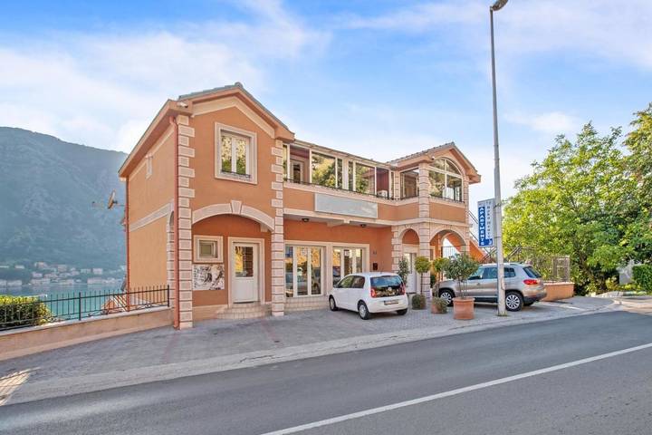Maison d’hôte pour 6 personnes, avec balcon à Kotor