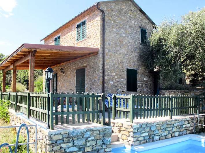 Ferienhaus für 6 Personen, mit Terrasse und Pool in Pietrabruna