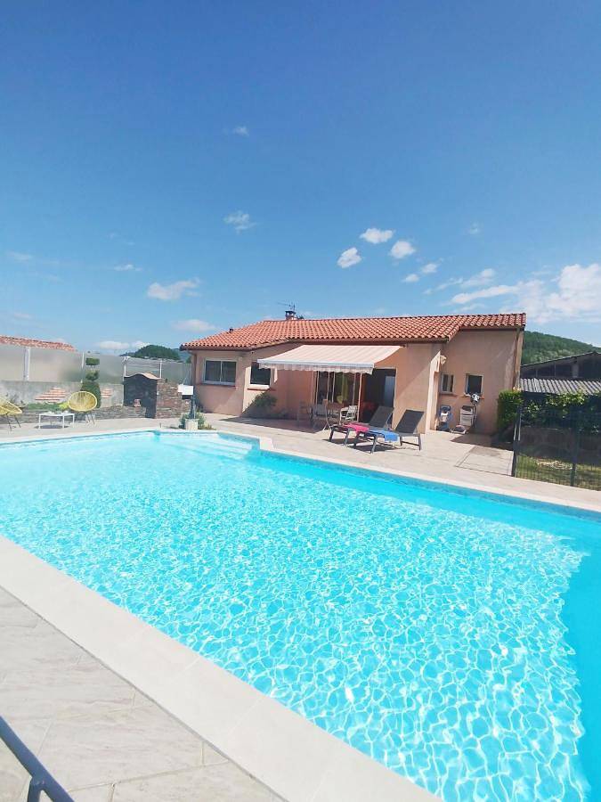 Location de vacances pour 2 personnes, avec Terrasse ainsi que Jardin et Piscine à Saint-Paul-de-Jarrat