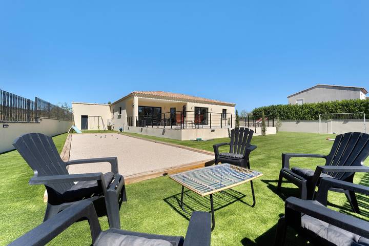 Villa nuova a Tavel per 9 persone con piscina privata, Wi-Fi e aria condizionata in Tavel, Nimes e dintorni