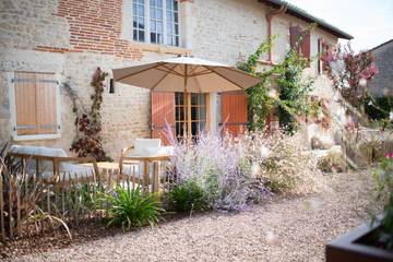 Location de vacances pour 12 personnes, avec piscine ainsi que vue et jardin, adapté aux familles à Castelnau-de-Lévis