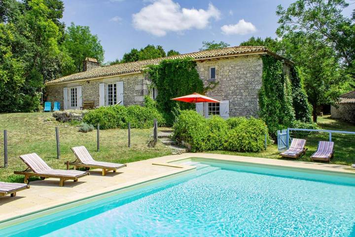 Location de vacances pour 17 personnes, avec Terrasse et Jardin ainsi que Piscine et Vue à Montaigu-de-Quercy - 4