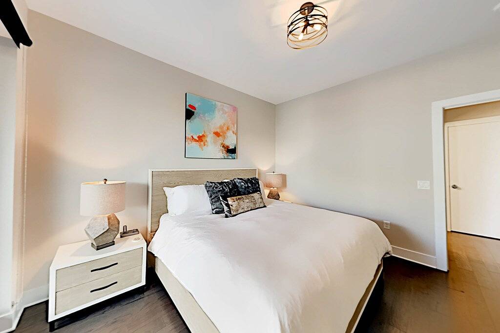 Ganze Wohnung, Modern art-deco condo with balcony, central Ac, & washer/dryer - dogs Ok in Blue Ridge Parkway, Asheville